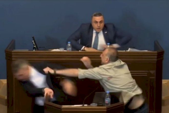 Gürcüstan Parlamentində müzakirələr kütləvi davaya çevrildi  - VİDEO