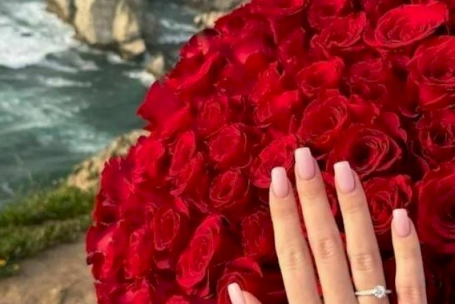 Məşhur futbolçu evlilik təklifi etdi, bu cavabı aldı -  FOTO