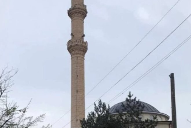 Türkiyədə zəlzələ məscidin minarəsini uçurdu -  FOTO