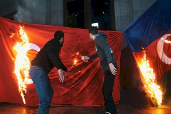 Ermənistanda Azərbaycan və Türkiyə bayraqlarını yandırdılar -  VİDEO