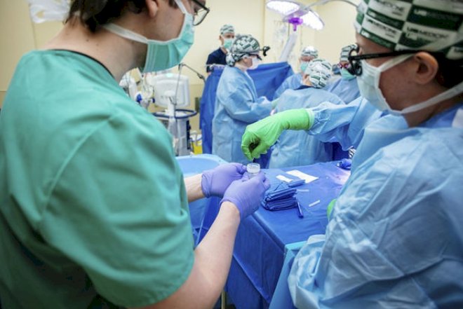 ABŞ-də ilk dəfə insana süni ürək və donuz böyrəyi implantasiya edilib -  FOTOLAR