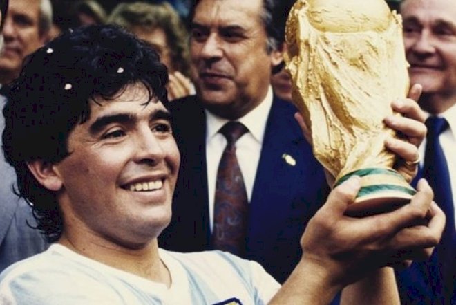 Dieqo Maradonanın “Qızıl top“u hərraca çıxarılacaq  