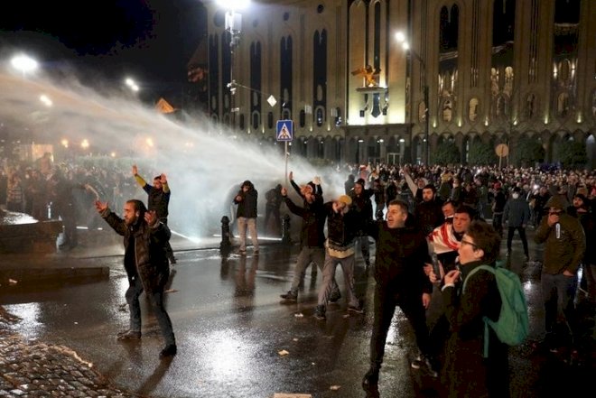 Tbilisidə parlament binası polis və xüsusi təyinatlılar tərəfindən mühasirəyə alınıb - VİDEO