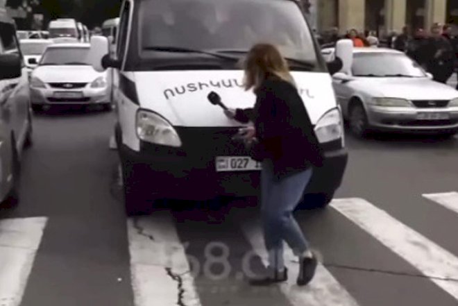 Polis maşını aksiyada erməni jurnalisti vurdu - VİDEO