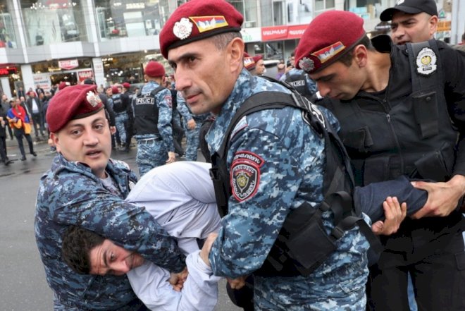 Ermənistanda polislə etirazçılar arasında toqquşmalar başladı -VİDEO