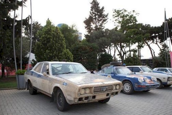 Pekindən Parisə gedən retro maşınlar Bakıda 