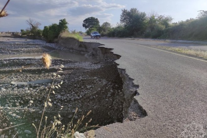 Qubada sel yolu məhv etdi: Elektrik xəttinin dirəyi üçün təhlükə yaratdı