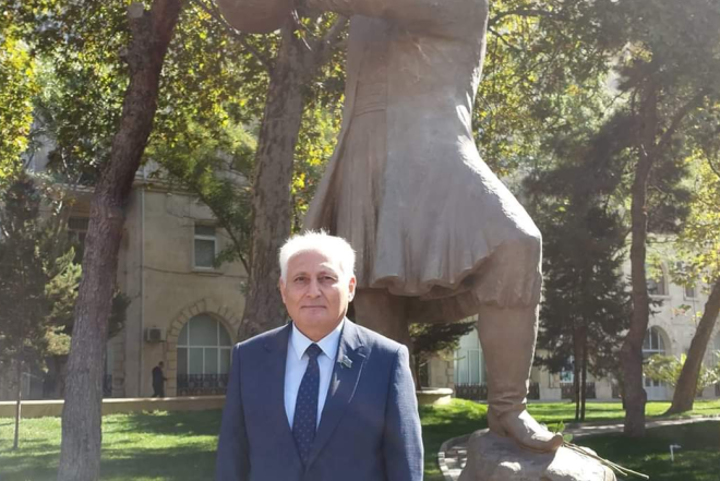 Dədə Ələsgərin sazı , heykəlin duruşu və sosial şəbəkələrin fırtınası 