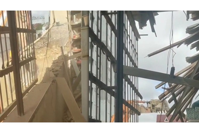 Bakıda içərisində sakinlər olan evi sökdülər - VİDEO