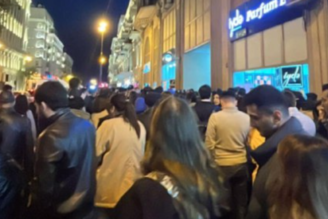 "Sahil" metrosu qarşısında böyük izdiham yaranıb 