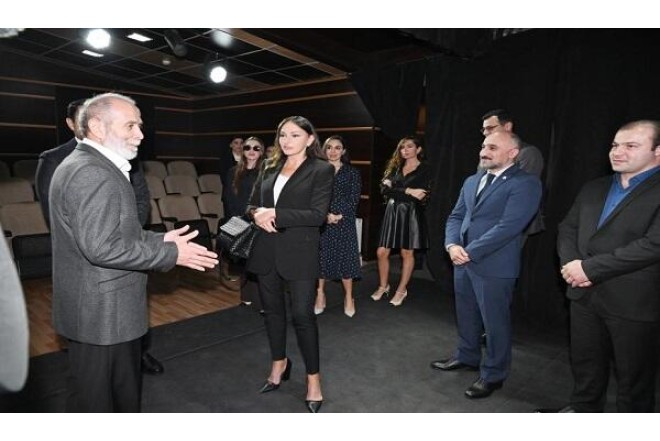 Mehriban Əliyeva Pantomim Teatrına getdi 