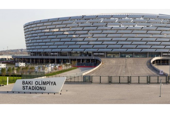 Maşını qaçırıb stadiona daxil olmaq istədi - Bakıda olay