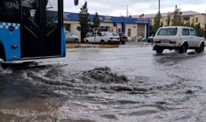 Evlərini su basmış sakinlər Abşeron icra hakimiyyətinə yürüş etdi 