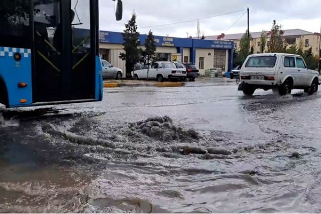 Evlərini su basmış sakinlər Abşeron icra hakimiyyətinə yürüş etdi 