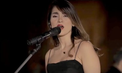 Hicabsız konsert verən müğənniyə cinayət işi açıldı 