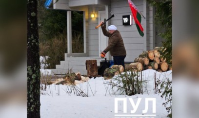 Lukaşenko Leninqradda sammit öncəsi odun doğradı - FOTO