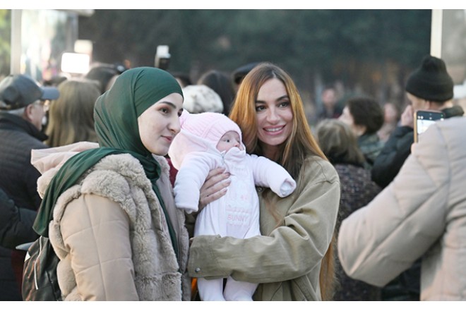 Leyla və Arzu Əliyevalar bulvarda - FOTOLAR