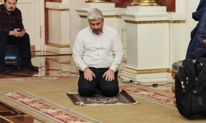 İran rəsmiləri Kremldə namaz qıldılar 