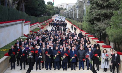 Azərbaycanda akkreditə olunmuş diplomatlar Şəhidlər Xiyabanını ziyarət etdilər - FOTO