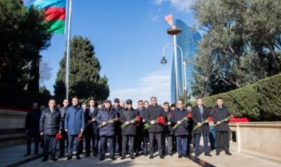 ADY kollektivi Şəhidlər xiyabanını ziyarət edib - FOTOLAR