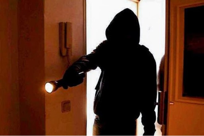Azərbaycanda müğənni qara maska taxaraq evə basqın etdi – FOTO