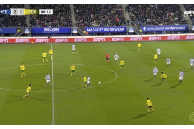 Niderland futbolunda biabırçılıq: 12 nəfərlə oynadılar