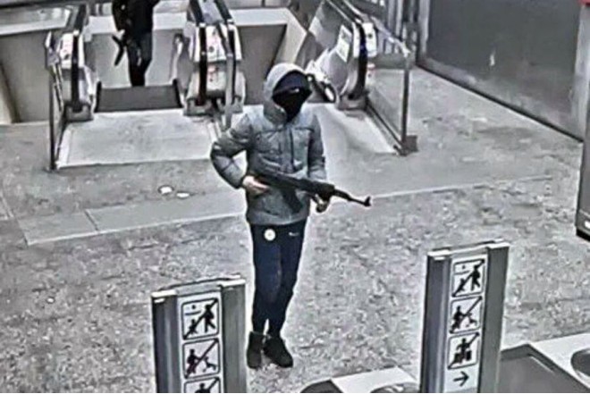 Naməlum silahlı şəxslər Brüssel metrosuna basqın edib - VİDEO