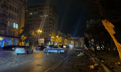 Yük maşını ağaca dəydi, sıxlıq yarandı - FOTO