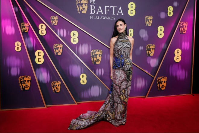 62 yaşlı Demi Mur BAFTA-da "göz qamaşdırdı" 