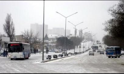 Bakıda yollar buz bağladı – - VİDEO