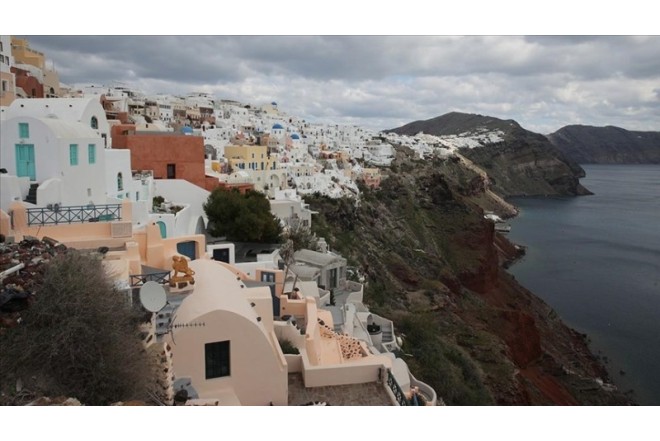 Santorini adasında sürüşmə təhlükəsi var 
