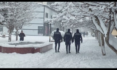 Lənkəranda qarlı havada vətəndaşlara köməkliklər göstərilir - FOTO