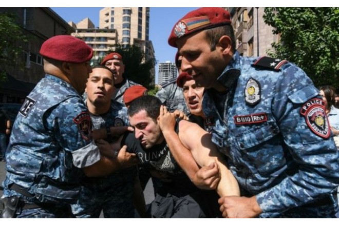 Ermənistanda keçmiş deputatın oğlu polis tərəfindən saxlanılıb 