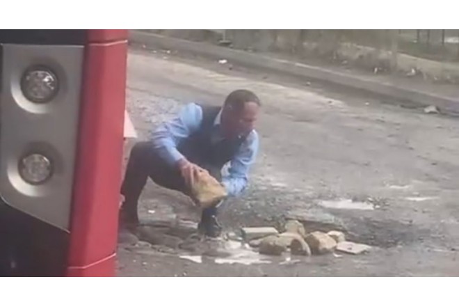 Bakıda sürücü daş daşıyıb yolu özü düzəldir - VİDEO