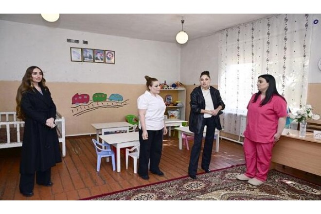 Mehriban Əliyeva Gəncədə körpələr evində oldu 