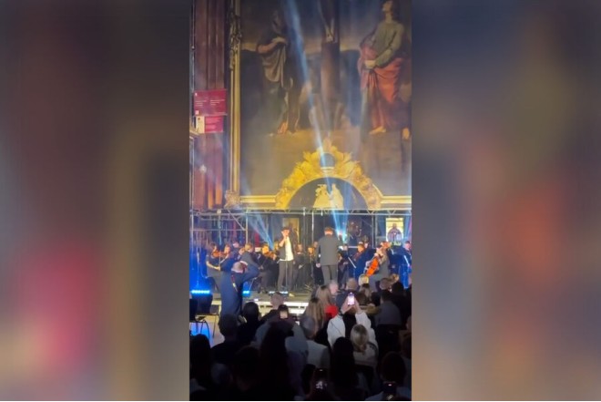 Lvovda kilsədə rok konserti verdilər - VİDEO