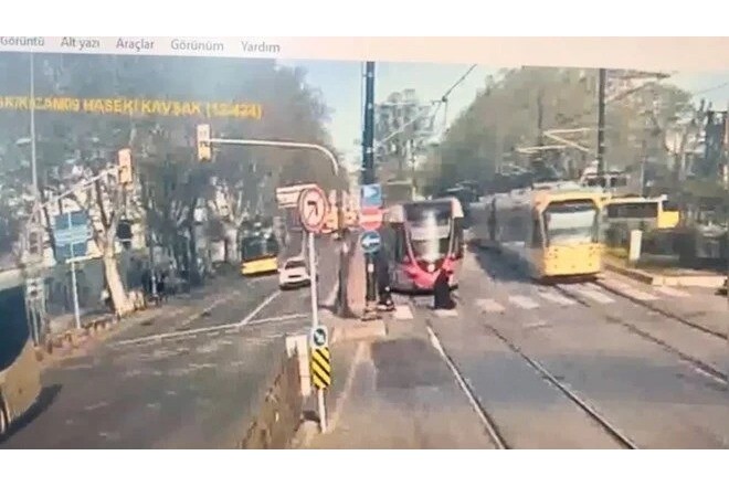 Tramvayın vurduğu qadın ÖLDÜ