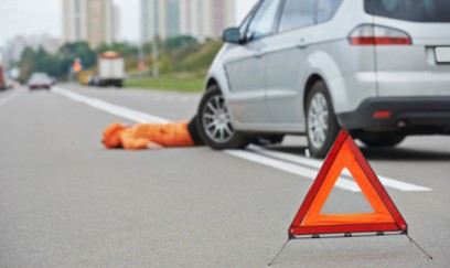 Yolu keçən qadını maşın vurub öldürdü 