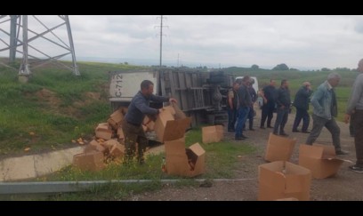 Ağstafada yük maşını aşdı, çörəklər yerə dağıldı – FOTO