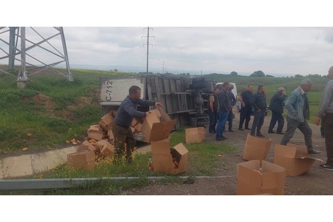 Ağstafada yük maşını aşdı, çörəklər yerə dağıldı – FOTO