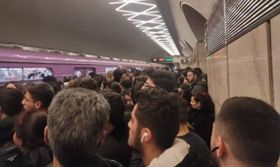 Metroda işıq kəsildi - Qatarlar gecikir