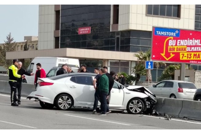 Bakı-Sumqayıt yolunda qəza: “KİA” beton maneəyə çırpıldı, sürücü... - FOTO