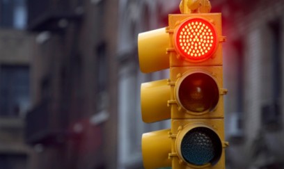 Bakıda svetoforun qırmızı işığında keçən avtomobil qəza törədib