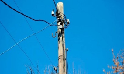 Elektrik dirəyindən yıxılan kişi ÖLDÜ