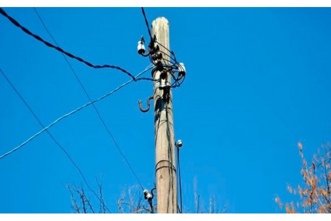 Elektrik dirəyindən yıxılan kişi ÖLDÜ