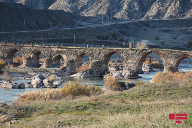 Xudafərində qazıntı aparan iranlılardan biri çaya düşdü 
