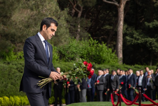 “Azərsun Holdinq”in rəhbər heyəti Ulu Öndərin məzarını ziyarət edib - FOTOLAR