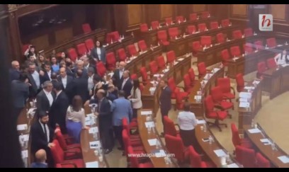 Ermənistan parlamentində əlbəyaxa dava - VİDEO