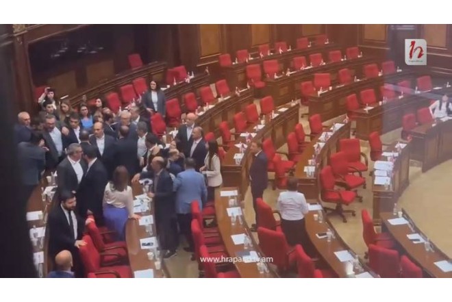 Ermənistan parlamentində əlbəyaxa dava - VİDEO