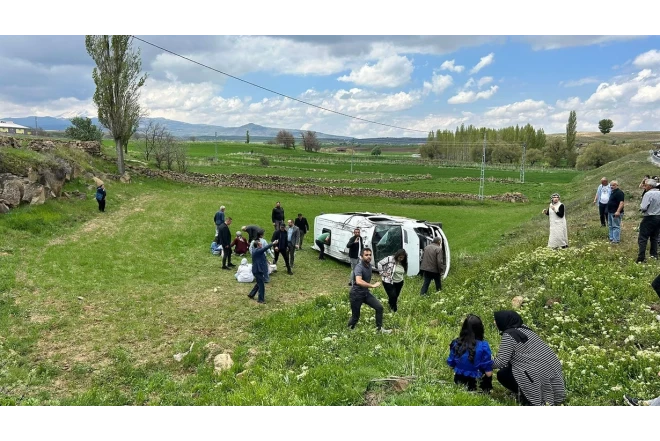 Tələbə avtobusu aşdı - 15 nəfər yaralandı